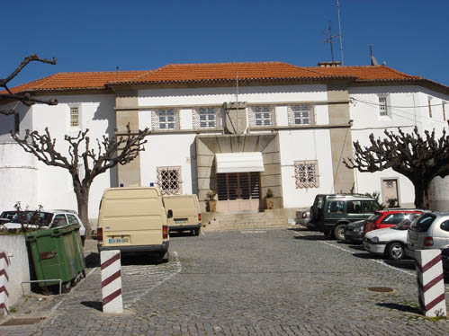 A cmara pretende agora tomar posse do tribunal e da cadeia