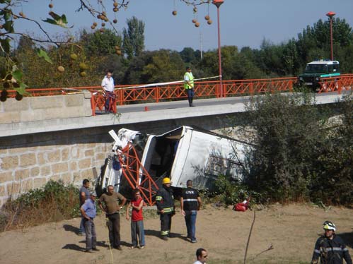 A queda do autocarro provocou 12 feridos