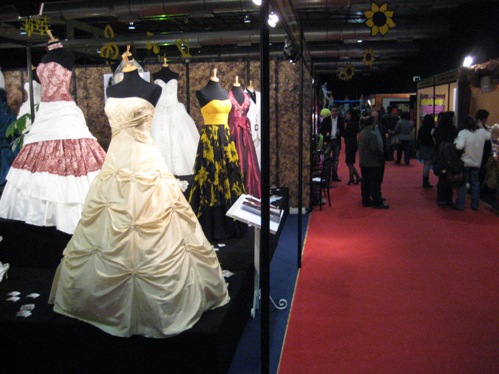 imagem de um dos stands de vestidos de noiva do certame