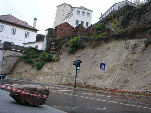 A queda de algumas pedras levou ao corte da Rua da Indstria