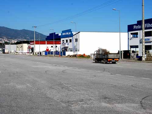 Na avenida principal do PIT ainda so visveis as marcas das manobras com automveis