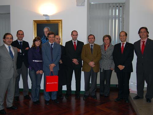 Paulo Almeida, (ao centro), foi distinguido com o Prmio de Mrito UBI/Santander