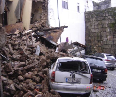 Os destroços caíram em cima dos carros estacionados  