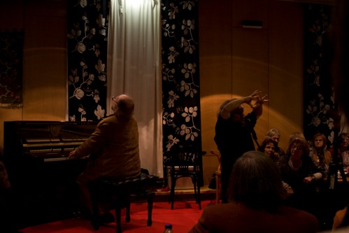 O Maestro Victorino D'Almmeida, ao piano, enquanto Aurelino Costa recita poemas. 