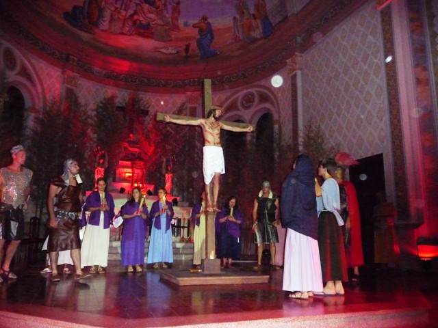 Encenação da Paixão de Cristo e da Santa Ceia na Igreja N. Sr.ª das Dores em Santa Maria, Rio Grande do Sul.(foto de Ernesto Kubota)