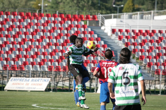 Jogadores do Covilhã e do Chaves disputam a bola tendo como plano de fundo as bancadas instaladas para acolher a selecção nacional