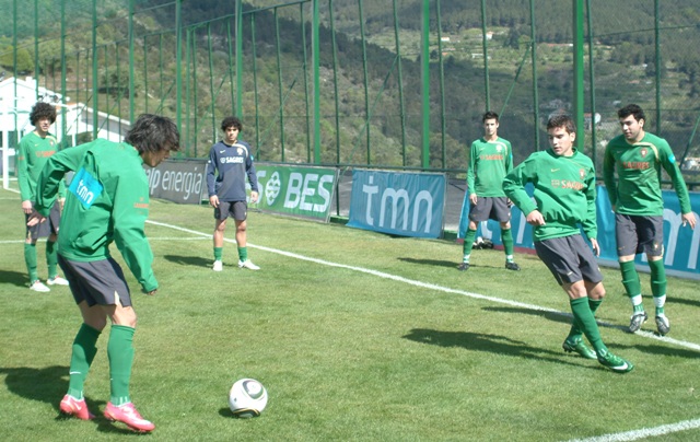 Os jogadores do Sp. Covilhã e da ADE em acção no estágio da Selecção Nacional