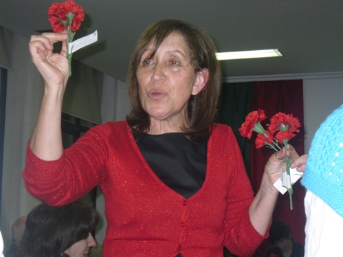 Adélia Mineiro a distribuir cravos vermelhos aos seus convidados e amigos.