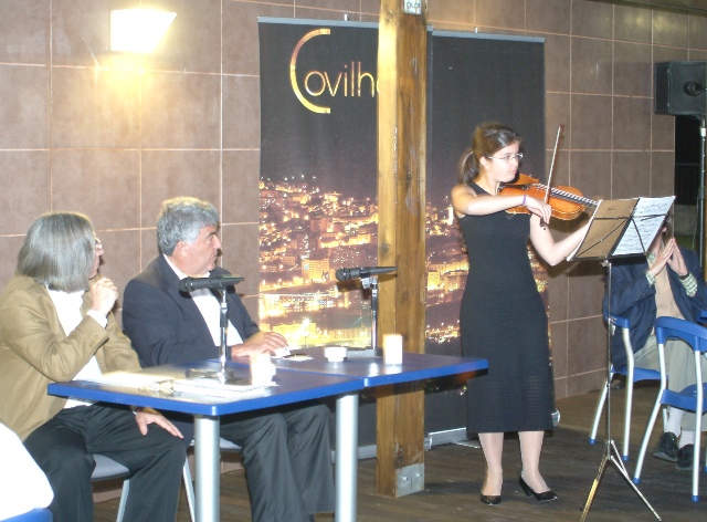 Vítor Serpa, no meio ao lado de Manuel da Silva Ramos, é apreciador do violino e ouviu duas peças musicais de uma aluna da EPABI