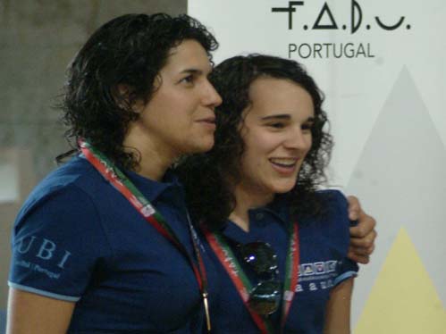 Sofia Martins, à esquerda, e Ana Resende a receberem a medalha de ouro no CNU de Ténis de Mesa por equipas