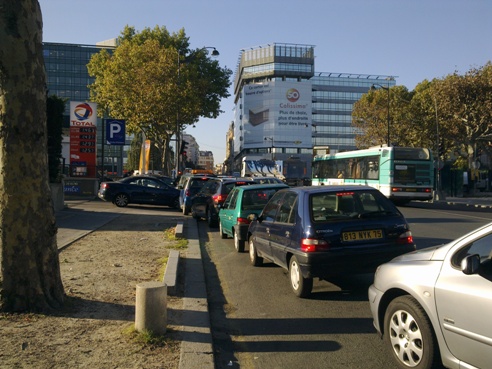 Fila de trânsito para entrar num posto de abastecimento em Porte d'Orléans