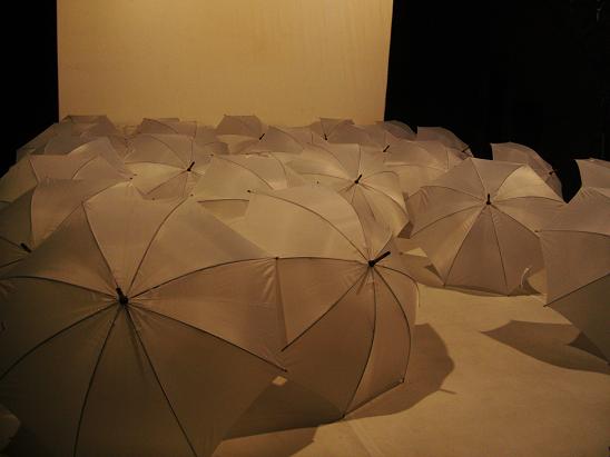Guarda-chuvas e barquinhos de papel foram alguns dos objectos utilizados no espectáculo