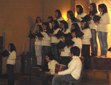 Crianças e jovens do coro apresentam músicas do CD à comunidade paroquial