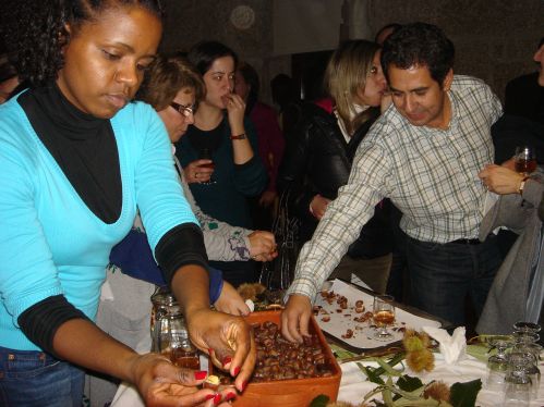 Os convidados puderam saborear castanhas assadas, acompanhadas com jeropiga. 