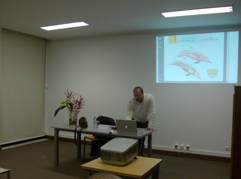 Fernando Correia na sua intervenção na Biblioteca Municipal da Covilhã