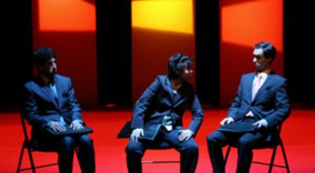A Peripécia Teatro é constituída pelos três actores, dois de nacionalidade espanhola e um português.