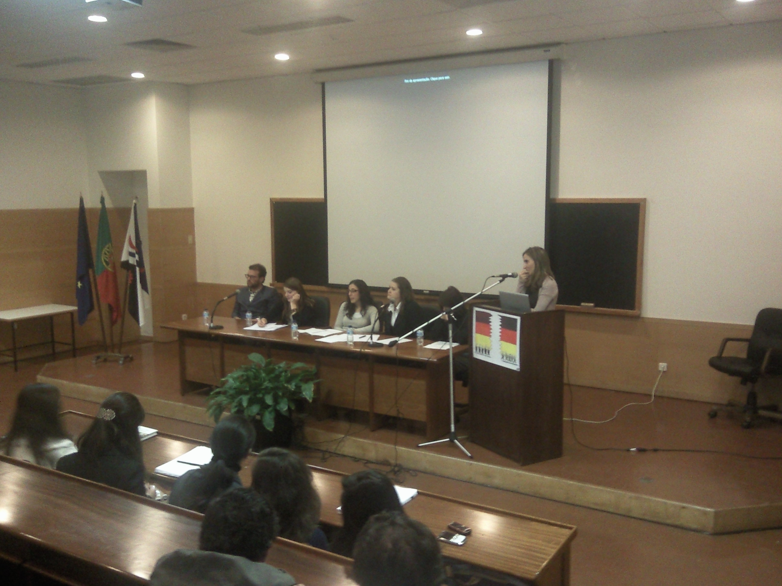 No debate participaram cinco alunos e a professora Teresa Caeiro