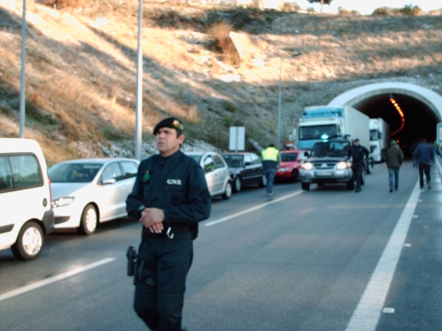 Elementos da GNR e da UNT tiveram dificuldades em controlar o trânsito