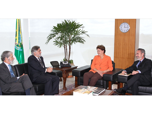 A Presidente do Brasil, Dilma Rousseff, com o ministro português dos Negócios Estrangeiros, Luís Amado, num encontro em que também participaram o ministro brasileiro das Relações Exteriores, António Patriota, e o embaixador de Portugal no Brasil, João Salgueiro. Foto de Roberto Stuckert Filho/PR-BR.