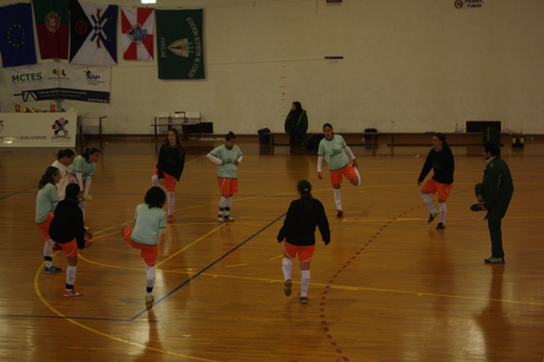 A equipa da casa durante os exercícios de aquecimento, antes da disputa pelo terceiro lugar