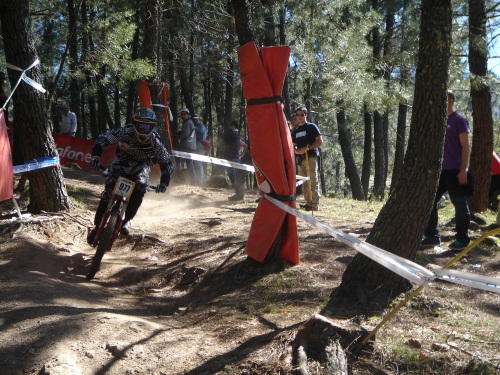 Espectacularidade e adrenalina do Downhill passaram por Gouveia no último fim-de-semana.