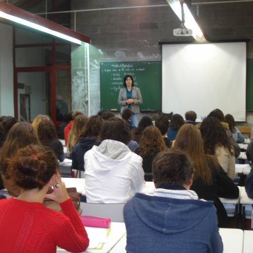 Maria Carreira divulga projecto  aos alunos de ciências da comunicação.