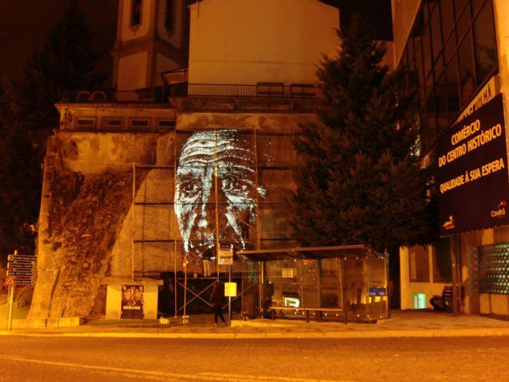Obra de Alexandre Farto está agora patente numa das paredes próximas do centro da cidade