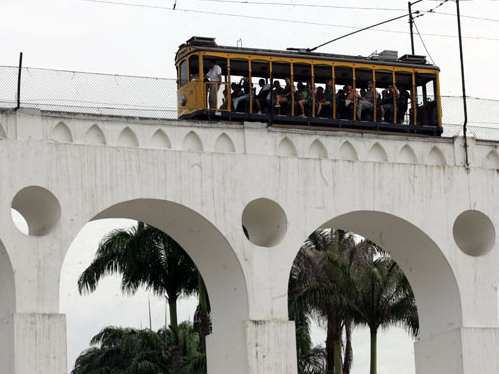 O bondinho em sua conhecida travessia dos Arcos da Lapa.