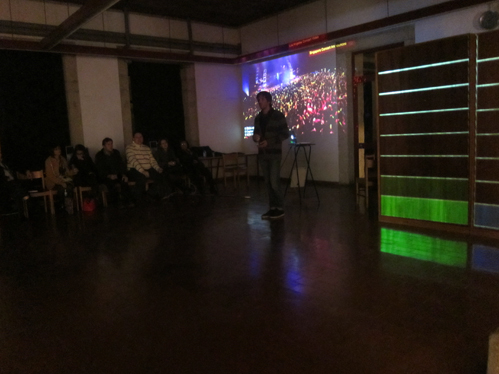 Rudolfo Quintas apresenta experiências holográficas criadas para o projecto T-Jays Live Show. À direita, armário mapeado com um equalizador que reage ao som.