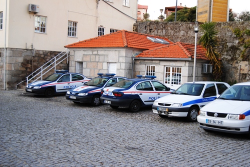 Num dia que devia ser festivo para todos, alguns agentes da PSP permanecem na esquadra para manter a ordem pública.