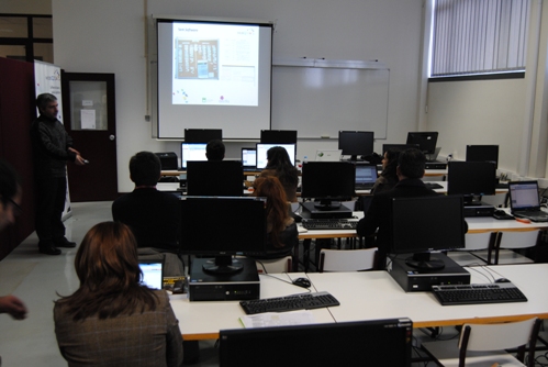 António  Costa ensinou os presentes a trabalhar com o software, explicando as suas vantagens no trabalho de investigação.