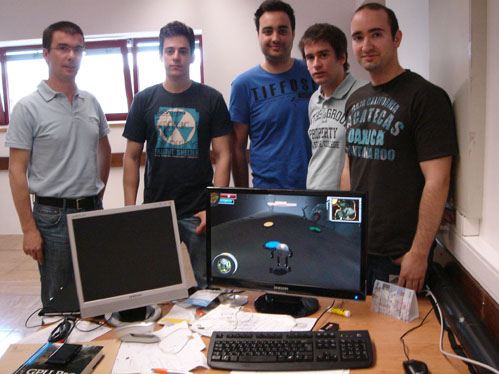 Frutuoso Silva (à esquerda), com os alunos da equipa Red Phoenix Studios