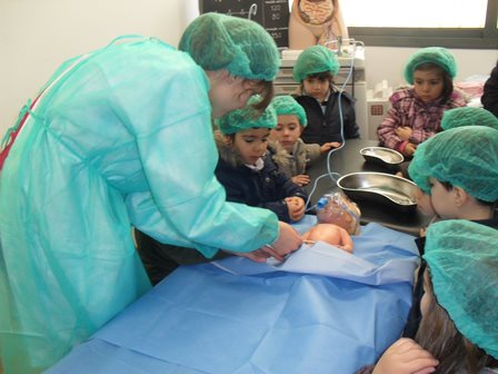 Bloco operatório dirigido por alunos do curso de medicina