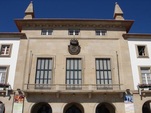 A apresentação das duas obras irá decorrer no salão nobre da autarquia serrana