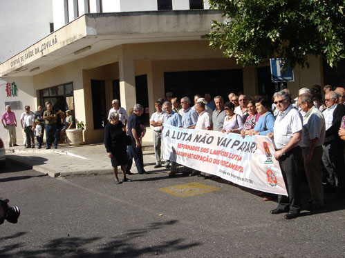 Várias dezenas de reformados manifestaram-se frente ao Centro de Saúde da Covilhã