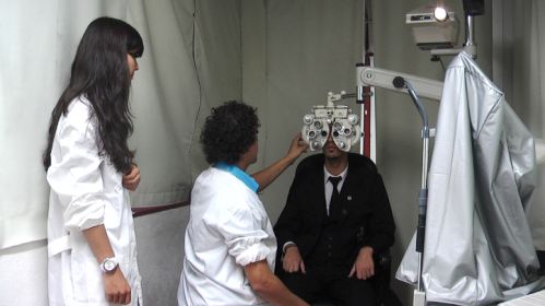 Cláudio Santos, futuro optometrista, a consultar um aluno da UBI

