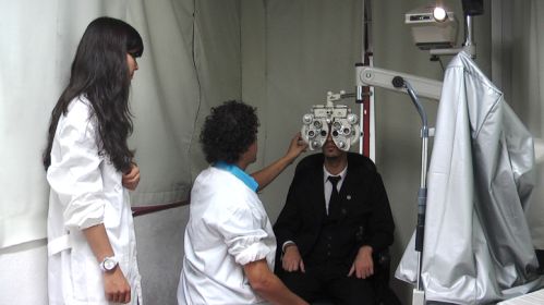 Cláudio Santos, futuro optometrista, a consultar um aluno da UBI
