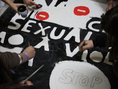 Os participantes na ação desenharam um mural contra a violência (Foto: Tânia Araújo)