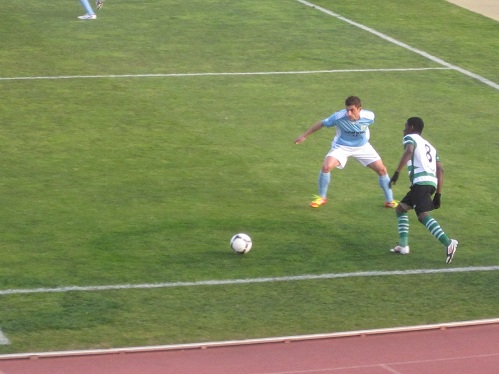 Inters Gui pasa el balón ante la atenta mirada de su defensor