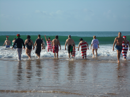 Um grupo com cerca de 50 pessoas entrou pelo mar na manhã de ano novo.