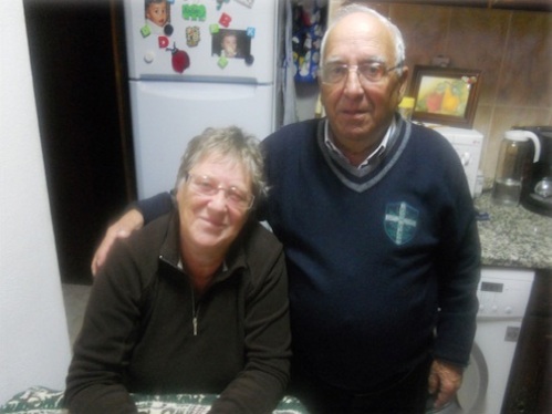 O casal de idosos continua fiel ao comércio tradicional