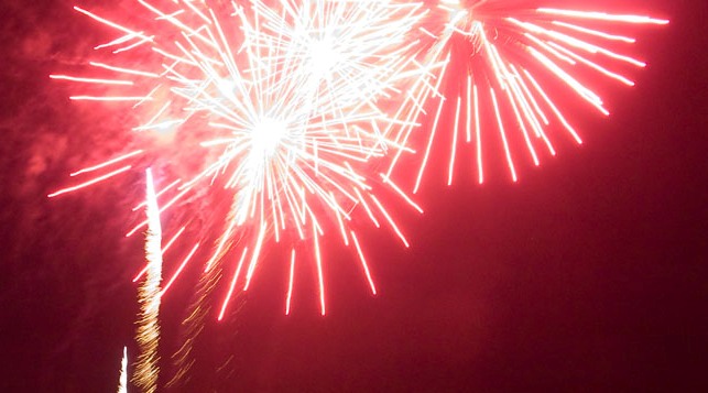 Durante a noite, o público assistiu ao fogo de artifício.