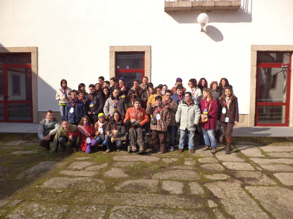 Os utentes da APPACDM reunidos na Parada para o começo do Dia dos Sorrisos