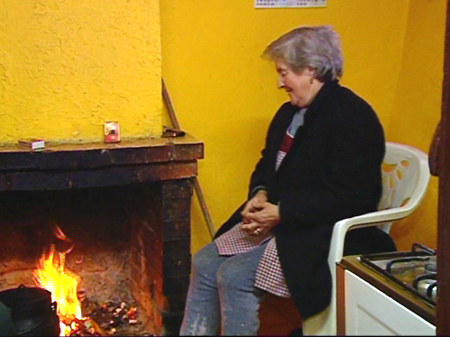 Durante muitos dias a lareira é a única companhia da dona Lurdes