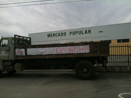 O camião que bloqueava o acesso ao Espaço das Idades foi também local de protesto dos utentes