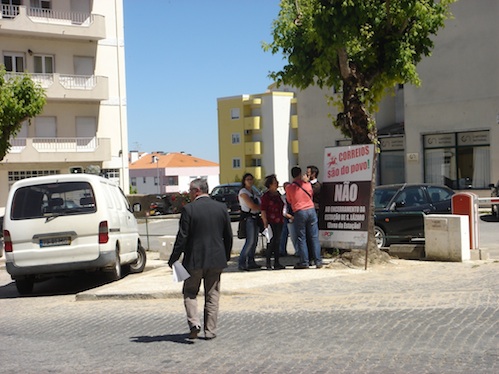 Os membros do PCP promoveram uma manifestação contra o encerramento dos CTT