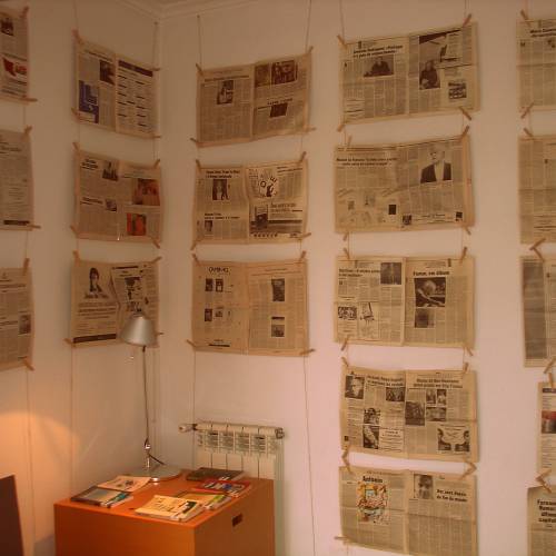 Exposição de antigos jornais com comentários de importantes autores.