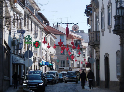 Rua decorada com os corações de tecido