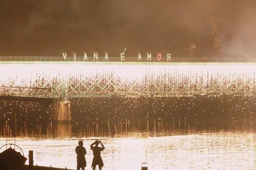Espetáculo de fogo-de-artifício sob o rio Lima, Viana Do Castelo