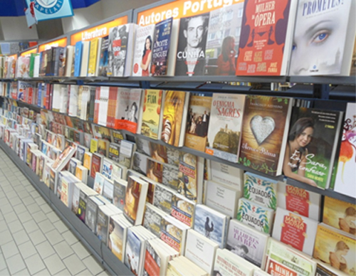 Expositor de livros no Continente, Covilhã